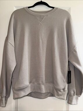 Everyday Essentials Crewneck Sweatshirt with Pockets- L